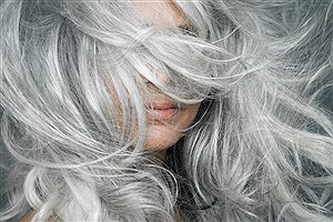 ۵ نکته مهم برای کسانی که موی سفید دارند
