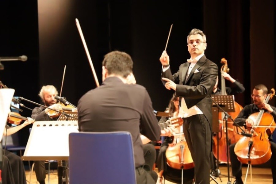 تصویر رهبر ارکستر ایرانی روی صحنه در استانبول