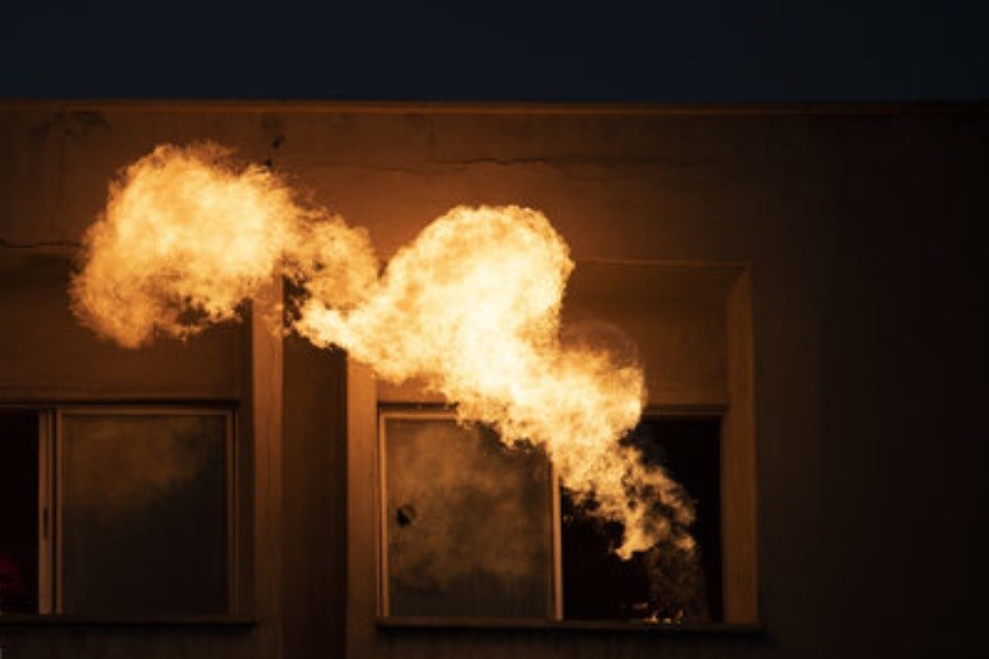 تصویر گوشی در حال شارژ خانه را سوزاند