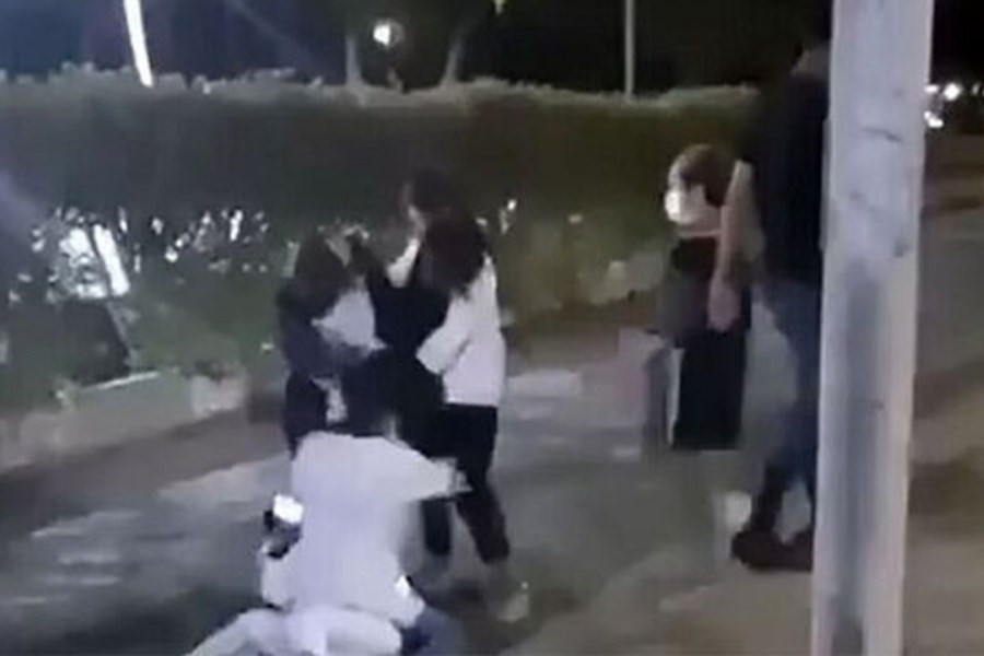 تصویر دختران نوجوان با «قمه» حساب یکدیگر را رسیدند&#47; تکرار «هلیای اصفهانی» این بار در بوشهر