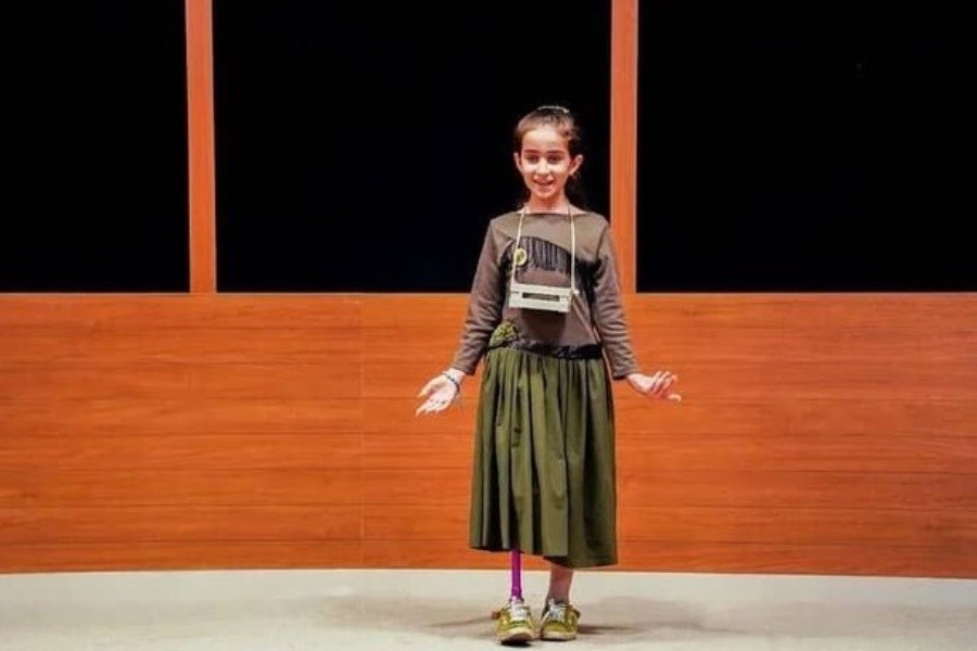 تصویر اجرای تئاتر توسط کودکان اوتیسم و پروانه ای