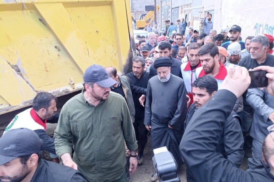 تصویر رئیس‌جمهور وارد روستای سیل‌زده فیروزکوه شد