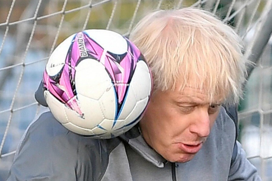 تصویر نخست وزیر انگلیس هنگام تماشای فوتبال سوژه شد + عکس