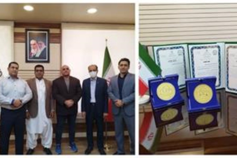 تصویر حضور قهرمان ملی پاورلیفتینگ در بانک قرض‌الحسنه مهر ایران