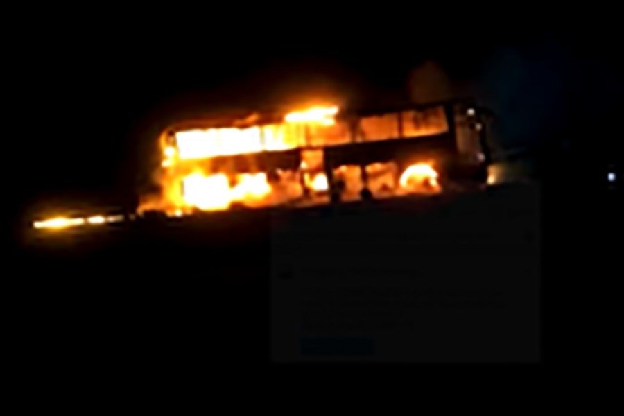 تصویر اتوبوس مسافربری مشهد به اردکان در آتش سوخت
