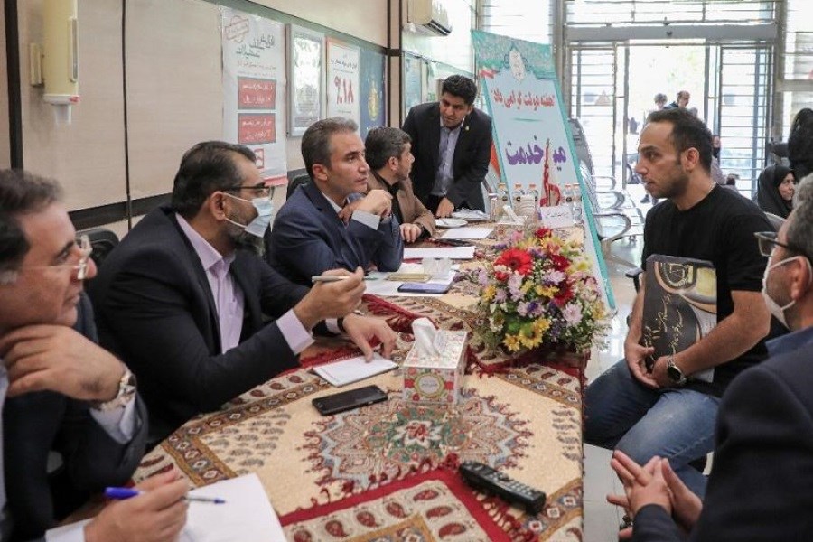 تصویر بازدید مدیران بانک مسکن از میز خدمت شعب مرکزی ورامین، هفده شهریور و شهدای تهران