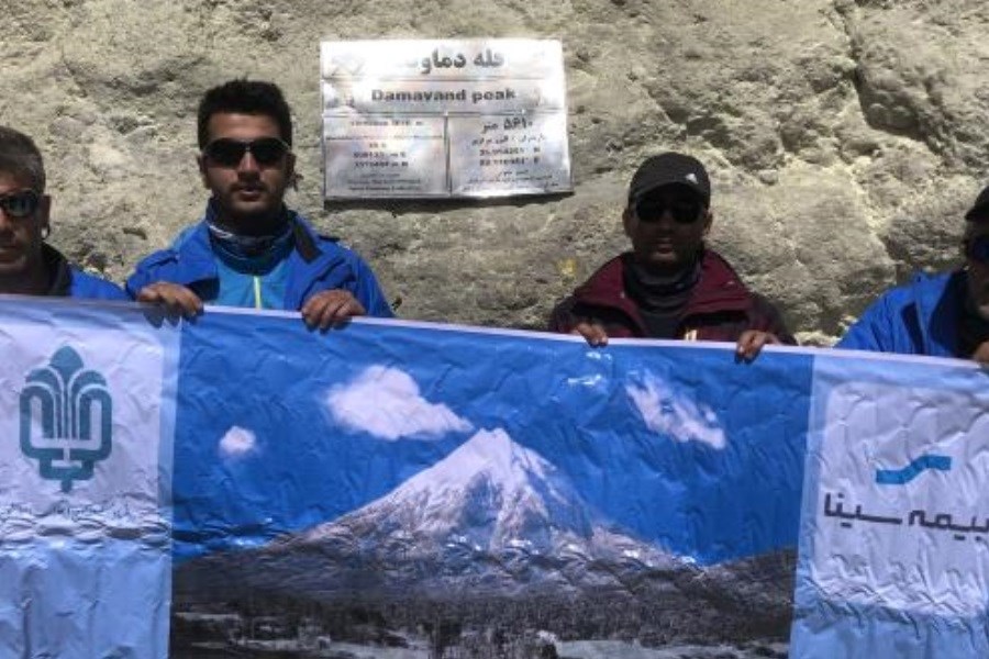 تصویر کوهنوردان بیمه سینا به بام ایران صعود کردند