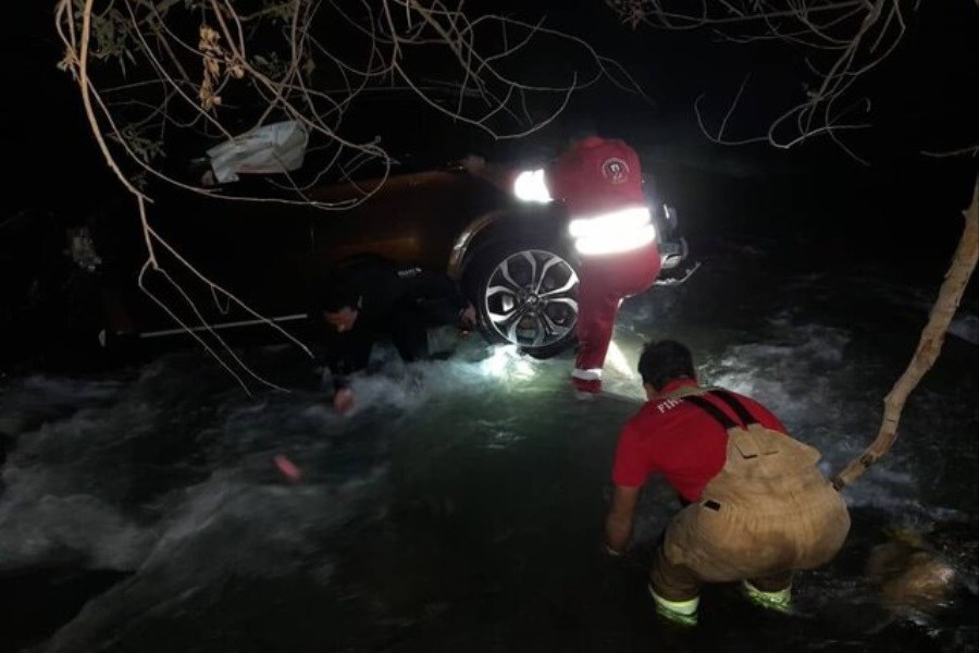 تصویر سقوط خودرو به داخل رودخانه کرج ۴ مصدوم داشت