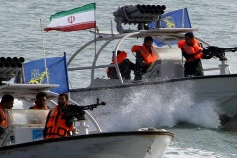 تصویر توقیف قایق بدون سرنشین آمریکا توسط سپاه