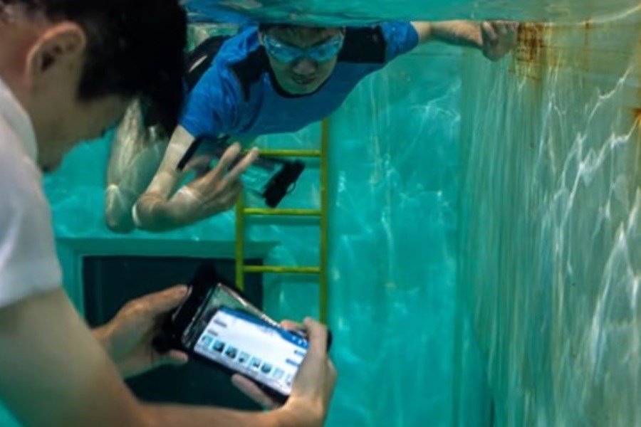 تصویر انتقال پیام در زیر آب با گوشی امکانپذیر شد