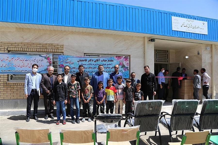 تصویر افتتاح نوزدهمین مدرسه شهدای بانک مسکن در «روستای استرود» زنجان