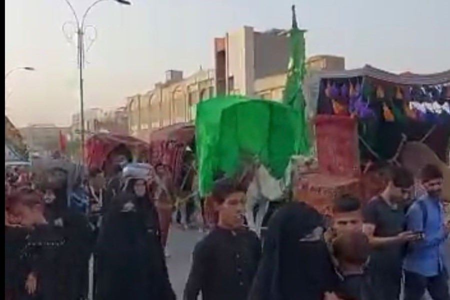 تصویر دوربین پرسون همراه زائران امام حسین (ع) در پیاده روی اربعین