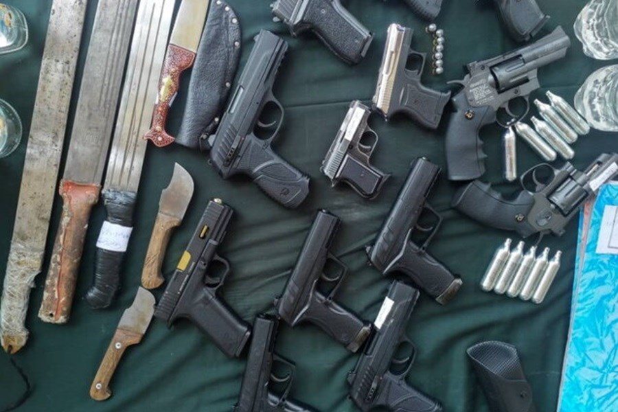 تصویر قاچاقچی سلاح و مهمات جنگی در دام پلیس