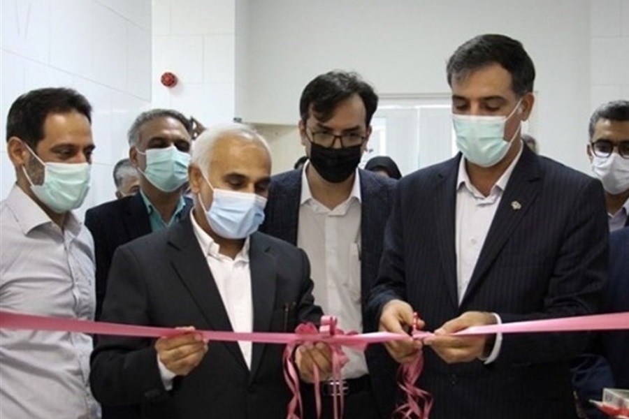 تصویر اهدای دستگاه الکتروفیزیولوژی بیماران قلبی از سوی بانک رفاه کارگران به بیمارستانی در بندر عباس
