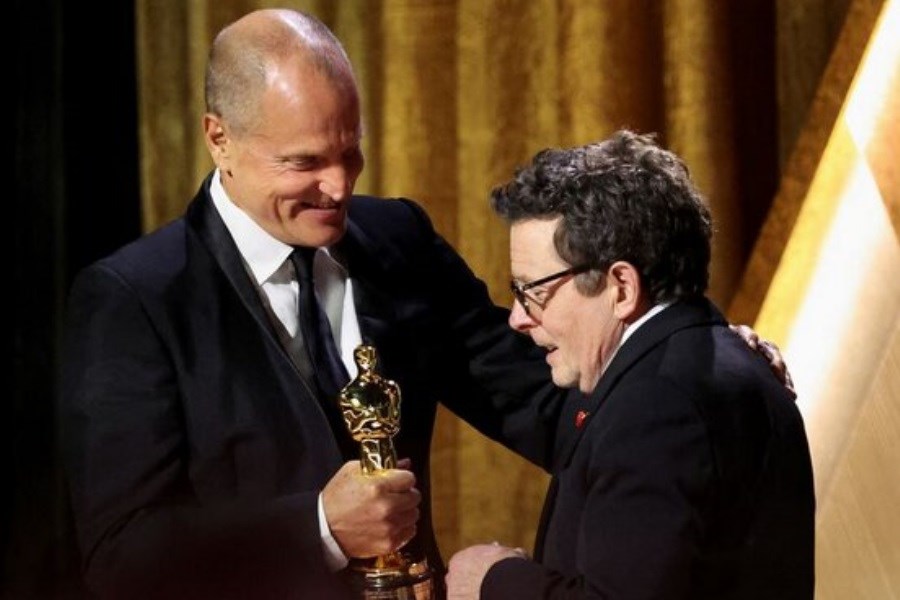 تصویر «مایکل جی.فاکس» جایزه اسکار افتخاری گرفت