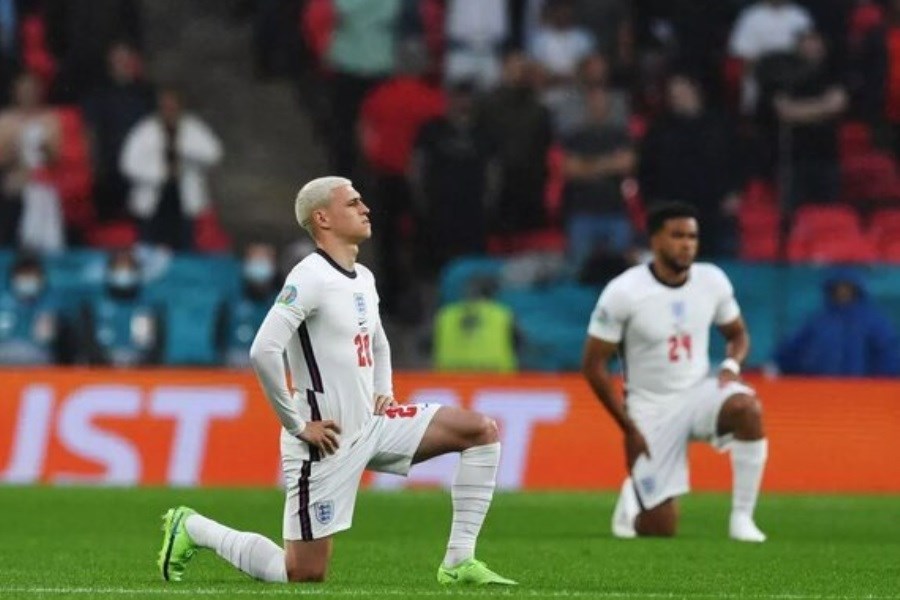 تصویر ماجرای زانو زدن بازیکنان انگلیس قبل بازی چیست؟