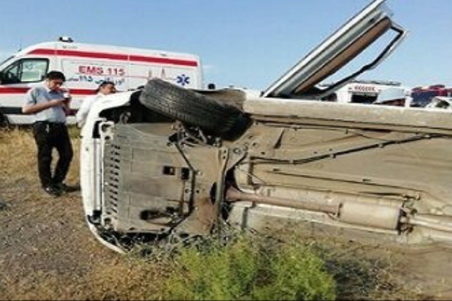 تصویر واژگونی خودروی تویوتا حامل اتباع بیگانه&#47; 19 تن مجروح شدند