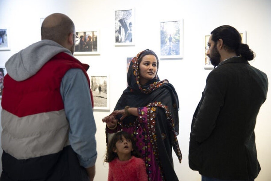 تصویر افتتاح نمایشگاه نقاشی دختران بلوچ