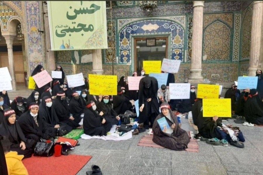 عکسی از تحصن بانوان در حرم عبدالعظیم در اعتراض به وضعیت حجاب