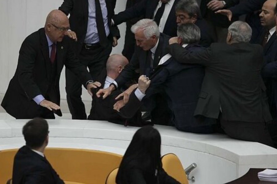 تصویر نزاع در پارلمان ترکیه&#47; حال یک نماینده وخیم است