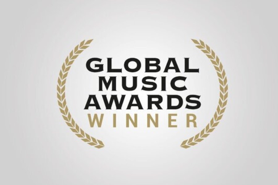 تصویر جایزه جهانی موسیقی در دستان دو موسیقیدان ایرانی