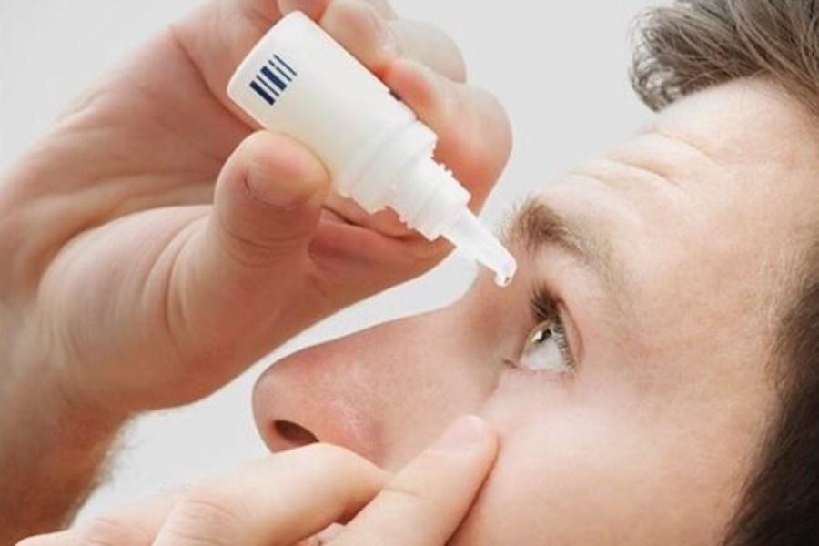خشکی چشم چگونه اتفاق می‌افتد&#47; خطر ورود مواد آرایشی به چشم
