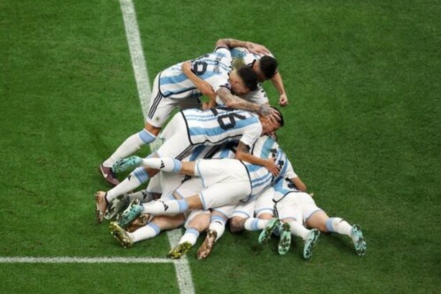 عکس گرفتن همسران بازیکنان آرژانتین در زمین بازی + عکس