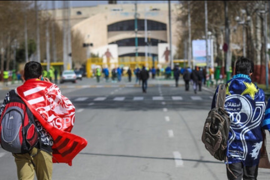 تصویر حضور غیرمجاز چند تماشاگر در بازی استقلال و پرسپولیس