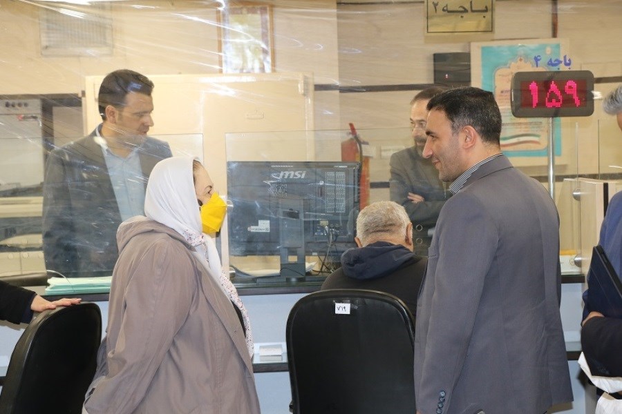 تصویر تاکید بر مشتری مداری در بازدید عضو هیات مدیره بانک ملی ایران از شعب