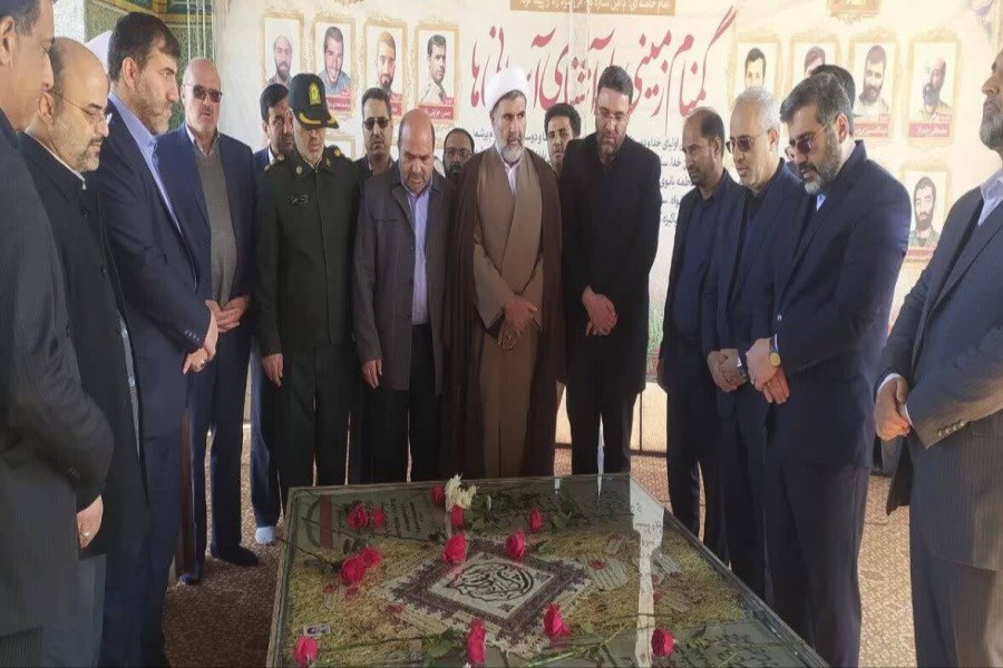 ادای احترام وزیر فرهنگ و ارشاد اسلامی به مقام شامخ شهدا در بم