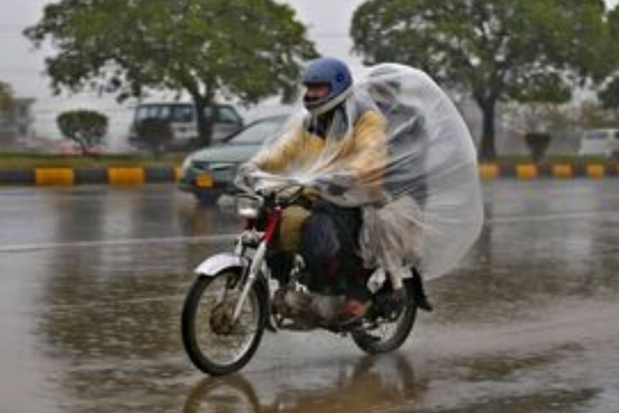 تردد موتورسیکلت حین بارندگی ممنوع است