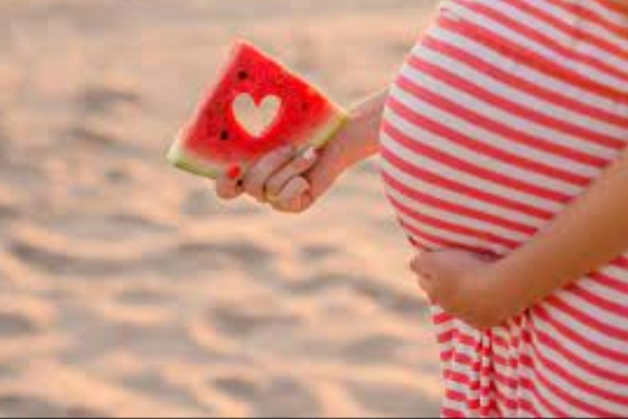 تصویر خوردن هندوانه و فواید آن در دوران بارداری