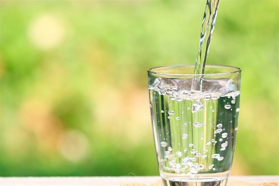 تصویر ضرورت نوشیدن آب کم شیرین در فصل گرما