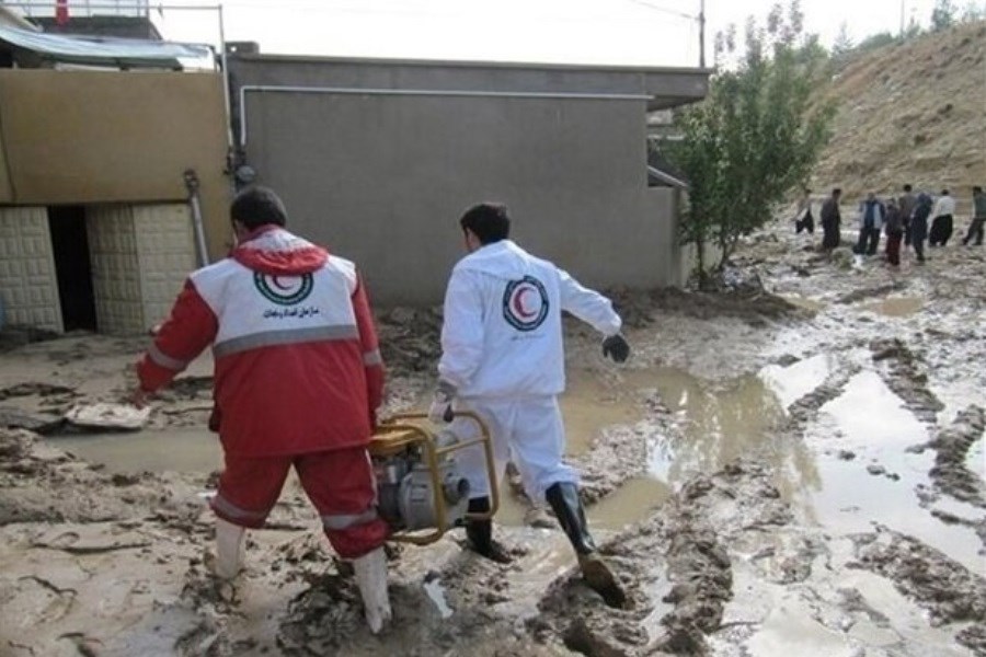 نجات ۵ سرنشین خودروی گرفتار در سیلاب فنوج