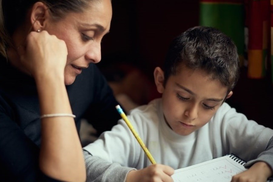 تصویر مطالعات علمی راجع به نقش والدین در انجام تکالیف درسی چه می‌گویند؟