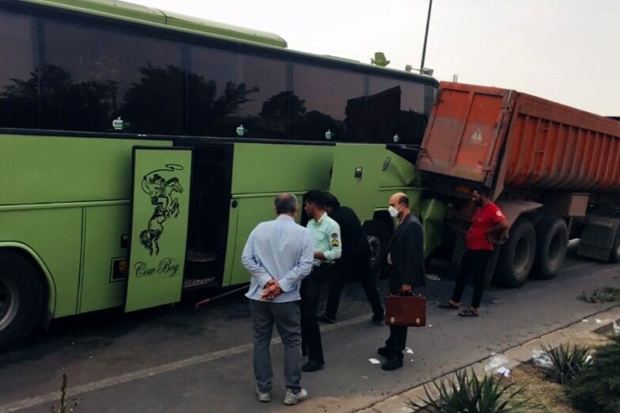 تصویر برخورد مرگبار اتوبوس کارگران با کامیون کشته داد
