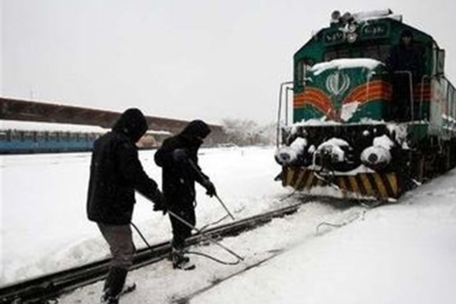 بی‌احترامی رئیس قطار ۳۶۹ به مسافران گرفتار در سرمای شدید