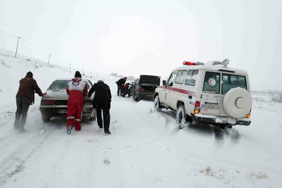اسکان اضطراری ۳۰۰ مسافر گرفتار در برف و کولاک در همدان