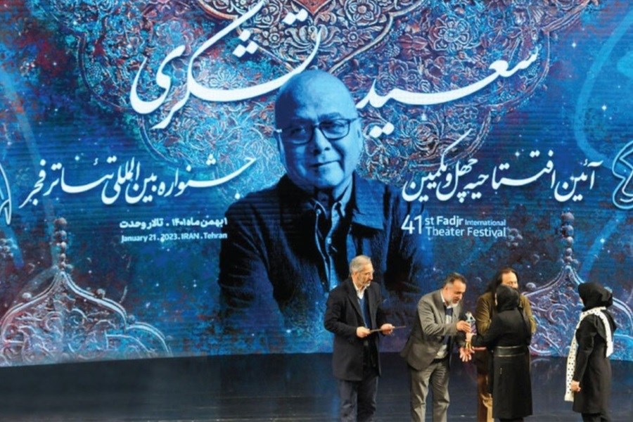 تصویر بزرگداشت زنده یاد سعید تشکری در افتتاحیه جشنواره تئاتر فجر