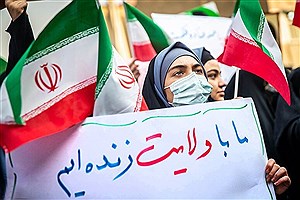 تصاویر تجمع دختران و پسران تهرانی مقابل سفارت فرانسه&#47; دختران چفیه به دوش و سلام نظامی خاص یک خانم