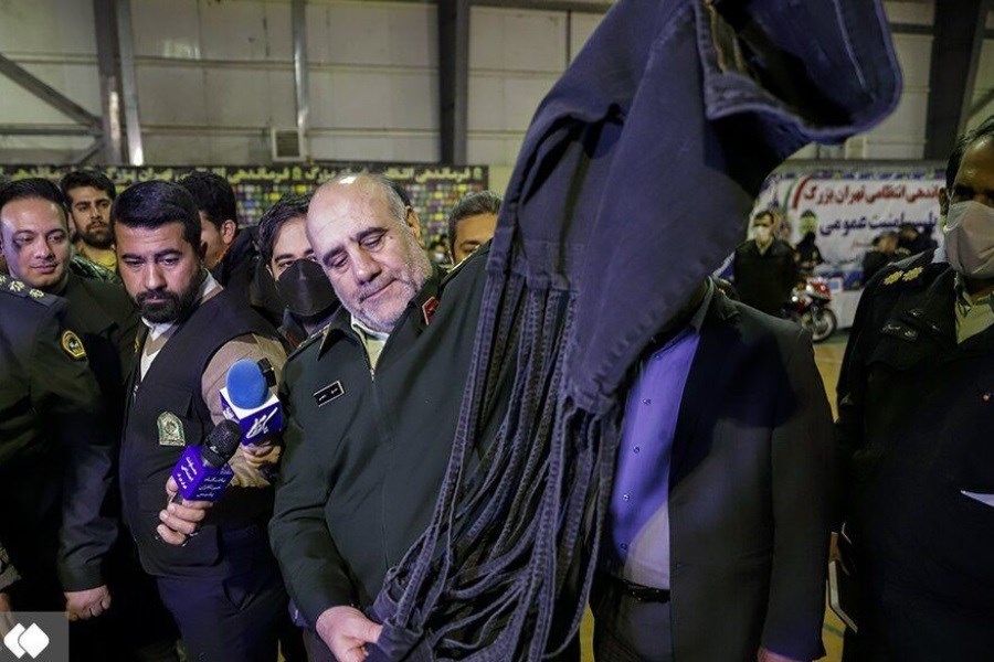 تصویر با شلوارهای نامطلوب برخورد می کنید، با حجاب زنانی که در نشست اخیر تهران حاضر بودند چه می کنید؟