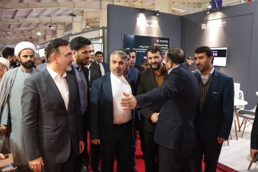 تصویر دبیر شورای عالی مناطق آزاد از غرفه بیمه ایران در نمایشگاه قشم بازدید کرد