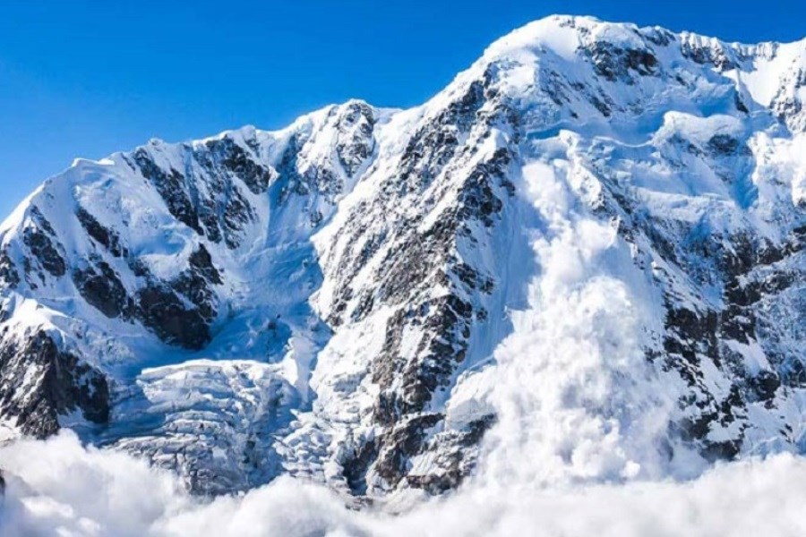 هشدار ریزش بهمن در ارتفاعات و خطر سرمازدگی&#47; از کوهنوردی اجتناب کنید
