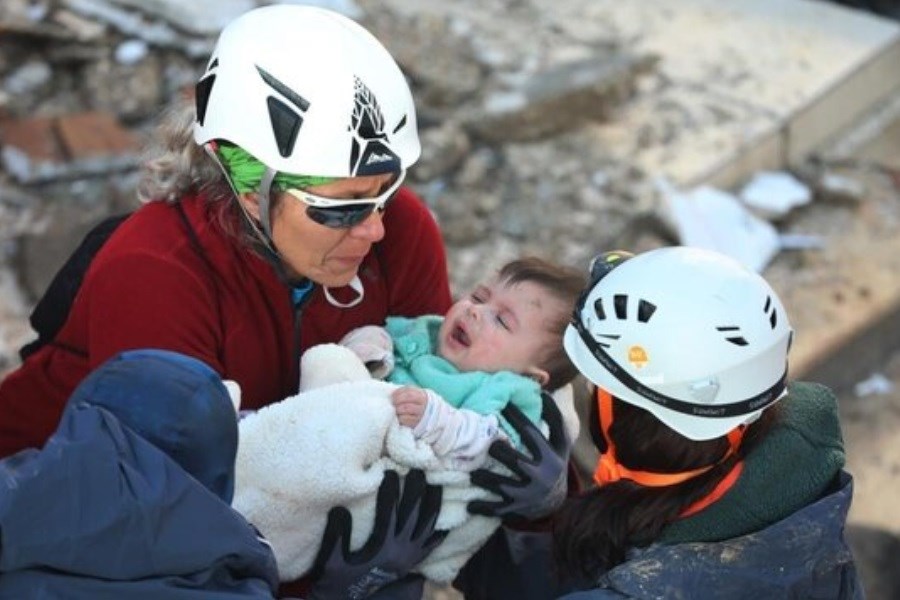 تصویر نجات کودک ۶ ماهه از زیر آوار در ترکیه&#47; افزایش شمار قربانیان زلزله در این کشور