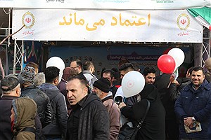 سرپرست بانک ملی ایران از غرفه بانک در مسیر راهپیمایی ۲۲ بهمن بازدید کرد