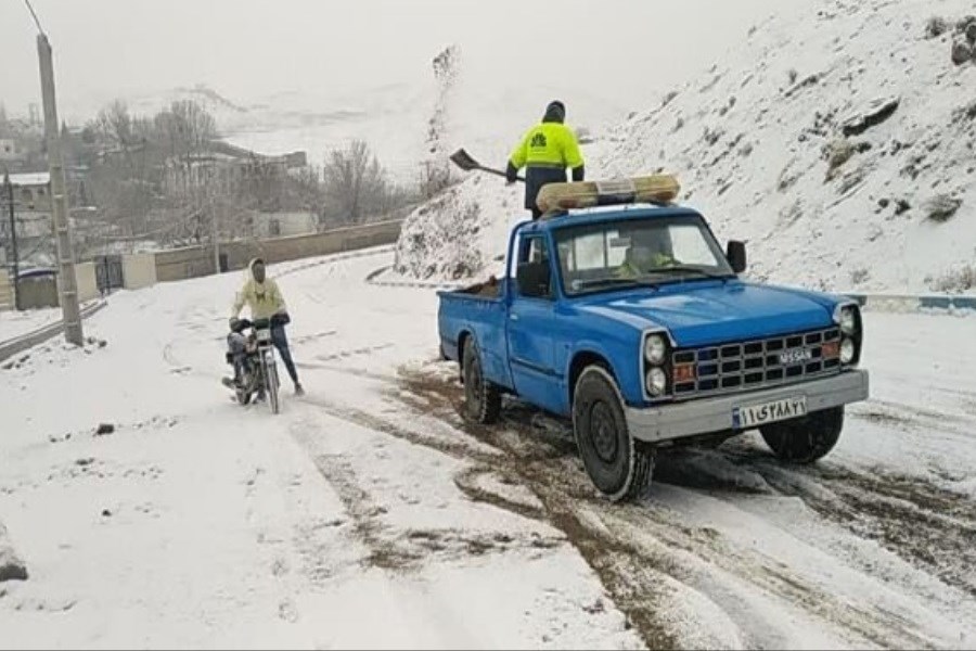 انجام عملیات برف روبی در محورهای کرمانشاه