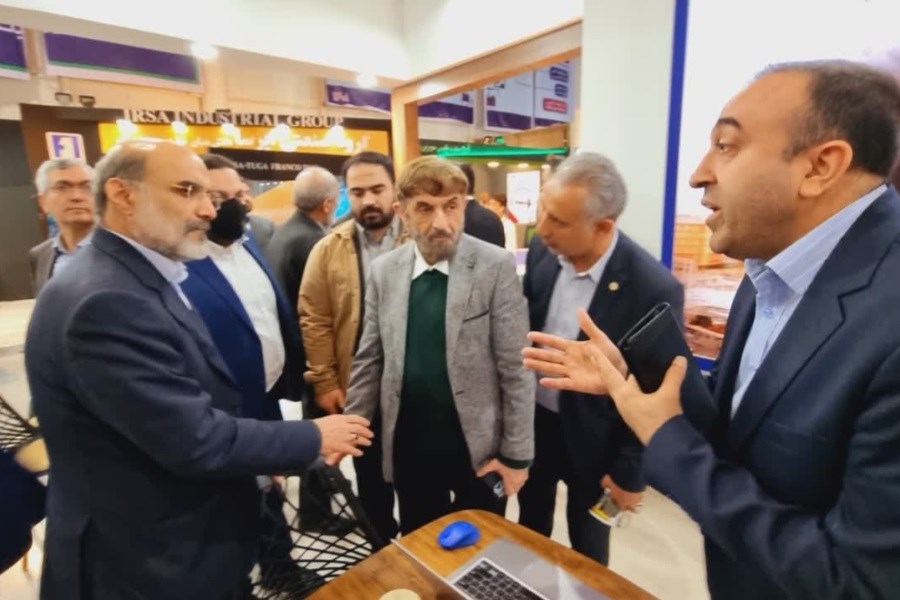 عضو مجمع تشخیص مصلحت نظام از غرفه بیمه ایران بازدید کرد