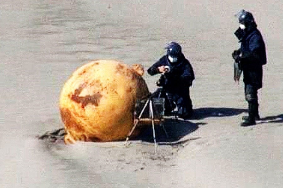 تصویر قرنطینه ساحلی در ژاپن به خاطر توپی مرموز!