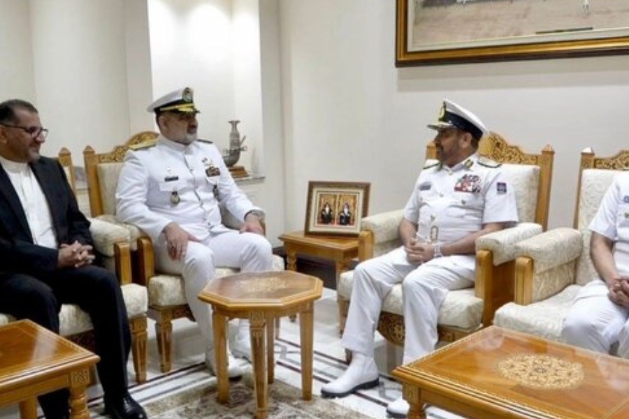 تصویر گفتگوی امیر دریادار ایرانی با رئیس ستاد کل نیروهای مسلح سلطنت عمان