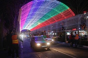 اجرای تونل نوری هفت رنگ در تهران به مناسبت اعیاد شعبانیه
